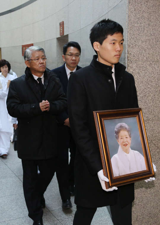 지난달 31일 오후 수원시 연화장에서 최신원 SKC회장(오른쪽 세번째)과 최창원 SK케미칼 부회장(오른쪽 두번째)이 모친인 고 노순애 여사의 영정을 앞세우고 유족들과 함께  승화원으로 들어서고 있다.  SK그룹 제공